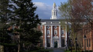Harvard demanda a Trump tras perder permiso para inscribir a estudiantes extranjeros