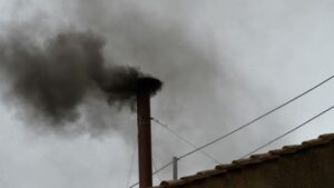 Humo negro tras tercera votación del cónclave… aún no hay Papa