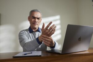Hormigueo, entumecimiento y dolor en manos y pies, son algunos de los síntomas de Neuropatía Periférica que pueden ser tratados con Neurobión