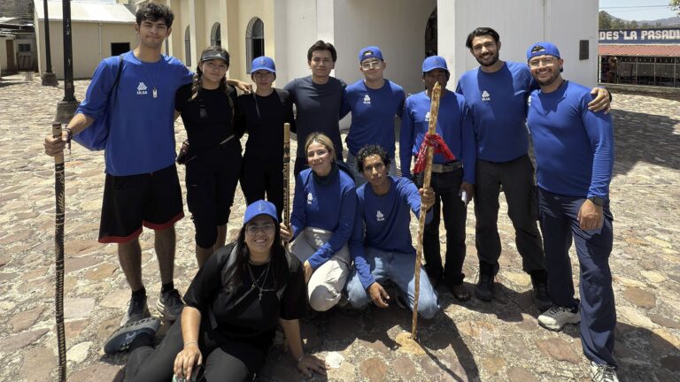 Jóvenes lasallistas apuestan por la paz: Más de 40 kilómetros de fe transforman la Sierra Tarahumara en santuario de esperanza