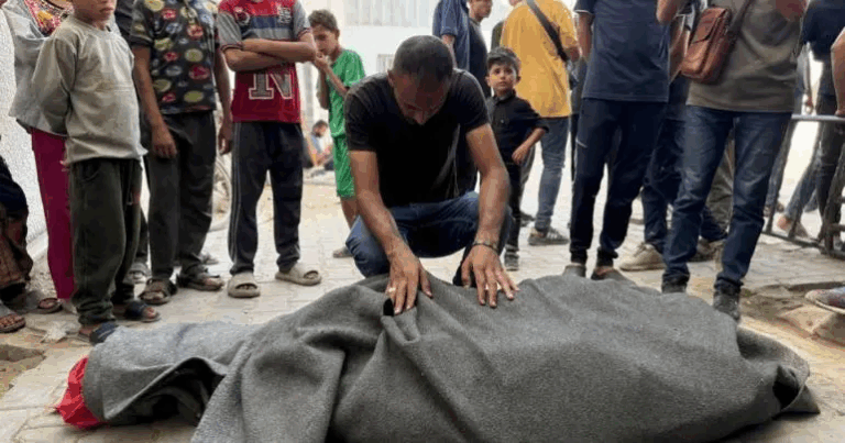Israel mata al menos a 50 palestinos en Gaza, 7 de ellos mientras aguardaban comida