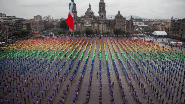 Levanta CDMX en el Zócalo la bandera LGBTTTIQ+ más grande del mundo