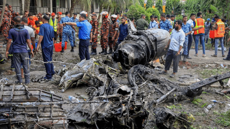 Al menos 19 muertos tras estrellarse avión militar sobre escuela en Daca, Bangladesh