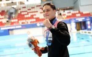Osmar Olvera gana la plata en trampolín de 1 metro