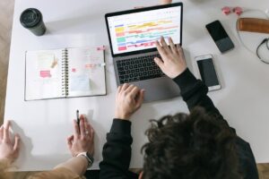 Normas de Información de Sostenibilidad oportunidad para las empresas por De la Paz, Costemalle DFK