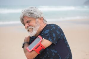 El Dr. Manrique Ávila aclara las posibles causas y soluciones del dolor de hombro al levantar el brazo