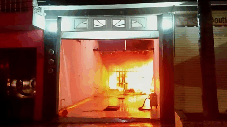 Atacan vivienda de alcaldesa de Queréndaro, Michoacán; incendian su casa