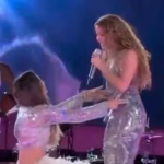 ¡Shakira y Belinda juntas! Cantantes sorprenden al cantar ‘Día de enero’ en el Estadio GNP
