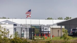 A un mes de su apertura, «Alligator Alcatraz» se convierte en modelo para próximos centros migratorios