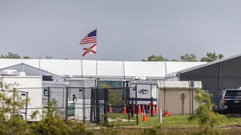 A un mes de su apertura, «Alligator Alcatraz» se convierte en modelo para próximos centros migratorios