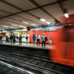 Auxilian oficiales de la PBI a una mujer en labor de parto en la estación del Metro La Raza