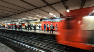 Auxilian oficiales de la PBI a una mujer en labor de parto en la estación del Metro La Raza