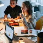 Las carreras en línea con más demanda en 2025 son en tecnología, diseño, negocios y educación según UMAD