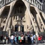 Activistas lanzan pintura sobre la fachada de la Sagrada Familia en Barcelona