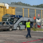Tren embiste a camión de pasajeros en Atlacomulco; hay 8 muertos