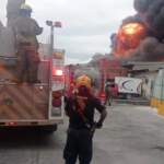 Tras 12 horas, sofocan incendio en fábrica de aceites en Nuevo León