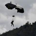 Tragedia en desfile militar, paracaidista cae al realizar maniobra aérea