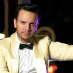 Eric Ventura rinde homenaje a José José en el Teatro San Jerónimo, con Carlos Cuevas como padrino