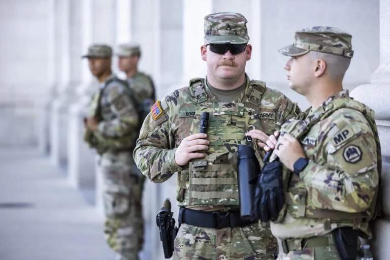 Trump amenaza con enviar tropas a Chicago y expertos advierten sobre un «abuso de poder»
