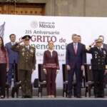 Sheinbaum encabeza el desfile militar con representantes de los tres poderes a diferencia de otros años