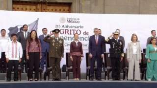 Sheinbaum encabeza el desfile militar con representantes de los tres poderes a diferencia de otros años