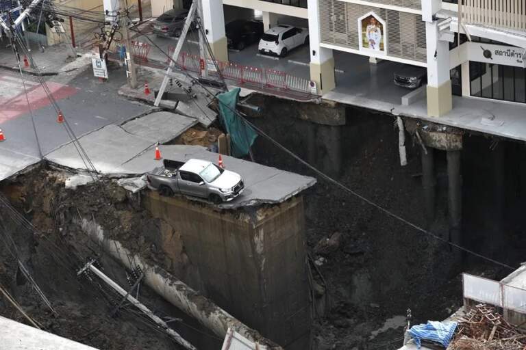 Un gran socavón frente a un hospital en Bangkok obliga a evacuar a los pacientes