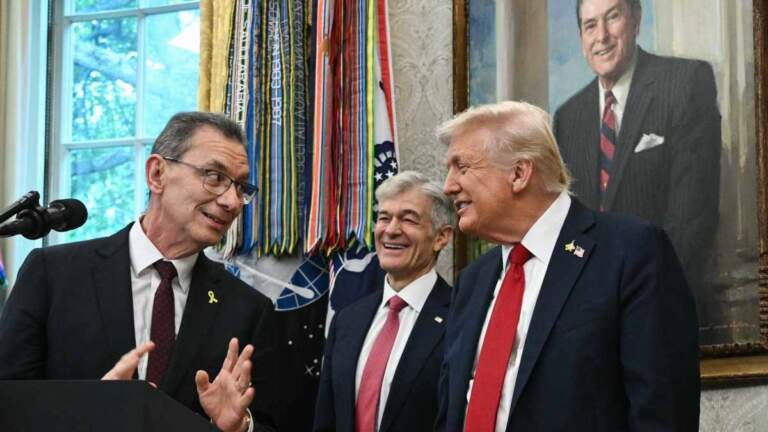 Trump y Pfizer acuerdan reducir precios de medicamentos en EE. UU.