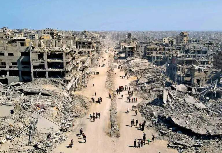 Regresan a una Gaza fantasma, mientras en Tel Aviv celebran; 500 mil desplazados