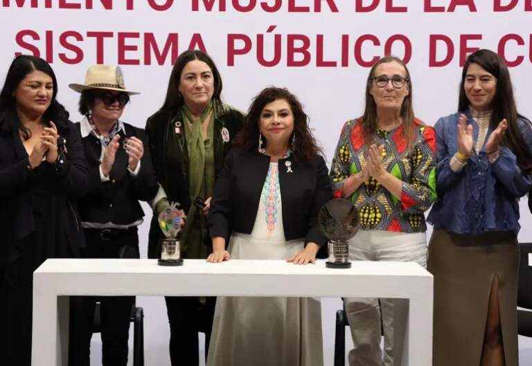 Clara Brugada recibe premio Mujer de la Década