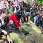 El cantante Benny Ibarra impulsa la reforestación de Xochimilco junto a la alcaldesa Cirse Camacho Bautista
