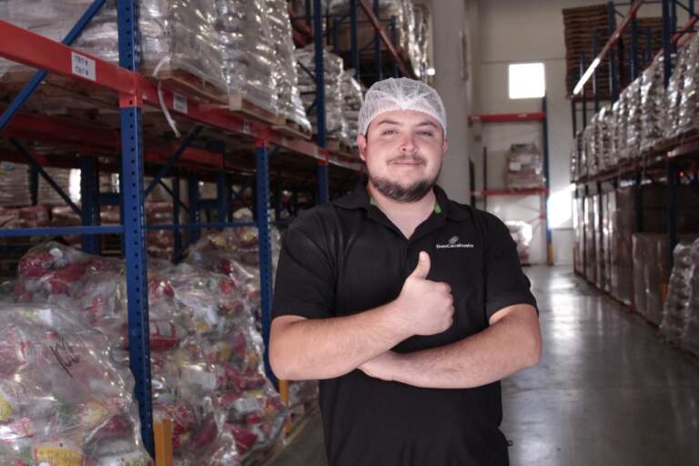 Distribuye Don Cacahuato alimentos a cada rincón del país