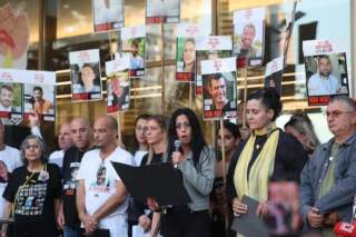 Las familias de los rehenes piden suspender el acuerdo si Hamás no devuelve a los fallecidos