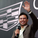 Checo Pérez adelanta de qué color será su casco en Cadillac para 2026: ¿será negro o dorado?