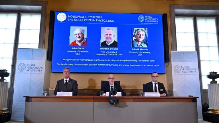 Clark, Devoret y Martinis ganan Nobel de Física 2025 por avances en mecánica cuántica