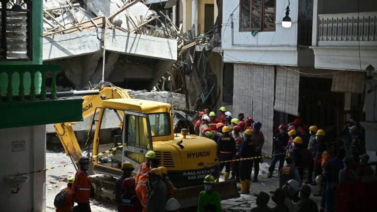 Tragedia en Indonesia: 91 personas podrían estar atrapadas en escuela derrumbada