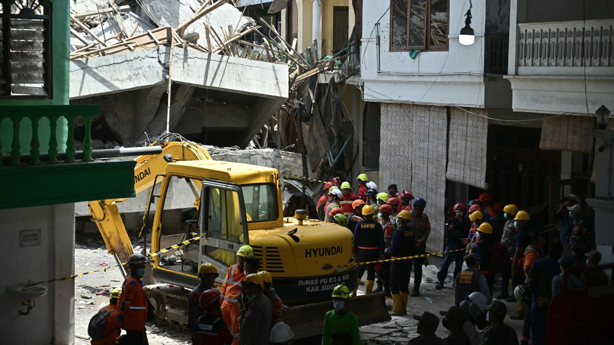 Tragedia en Indonesia: 91 personas podrían estar atrapadas en escuela derrumbada