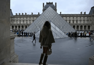 Robo al Museo del Louvre: dos detenidos participaron juntos en un robo hace 10 años
