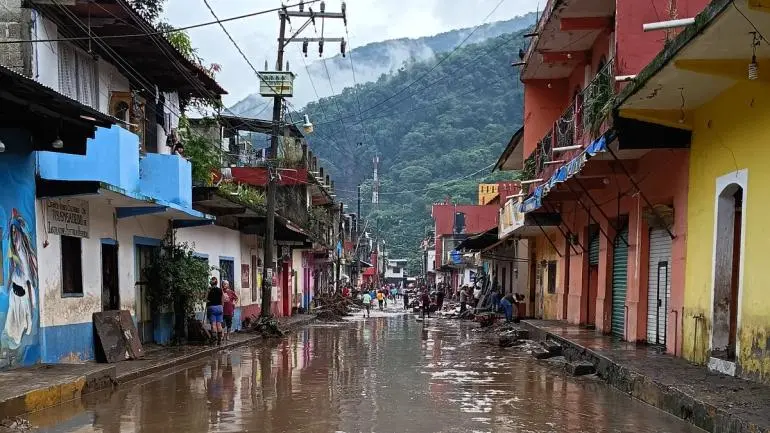 Sube a 47 la cifra de muertos tras lluvias e intensifican búsqueda de desaparecidos