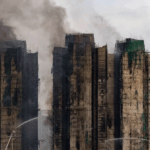 Suman 128 muertos y 8 detenidos tras incendio en complejo residencial de Hong Kong