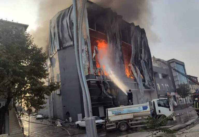 Incendio en un depósito de perfumes en Turquía deja al menos 6 muertos Borrador automático