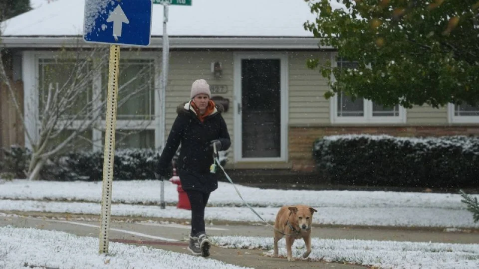 Primeras nevadas en EU ponen en alerta hasta 14 estados por bajas temperaturas