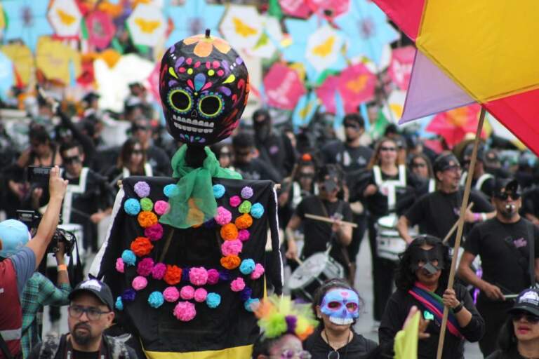 Entre esqueletos y colores, encabeza Clara Brugada el Gran Desfile de Día de Muertos 2025 que reunió a un millón 450 mil personas