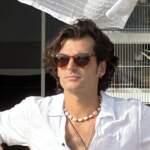 Bausco te invita a escuchar su propuesta “Bom Bom”, un tema inspirado en la persona con la que él deseaba compartir su vida y lo llevaba a soñar