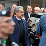 Sarkozy saldrá de la cárcel en libertad condicional; pasó 20 días en prisión