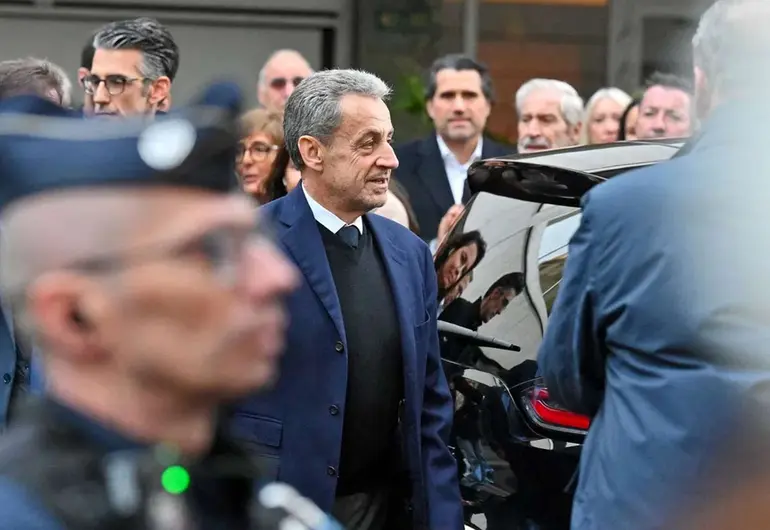Sarkozy saldrá de la cárcel en libertad condicional; pasó 20 días en prisión