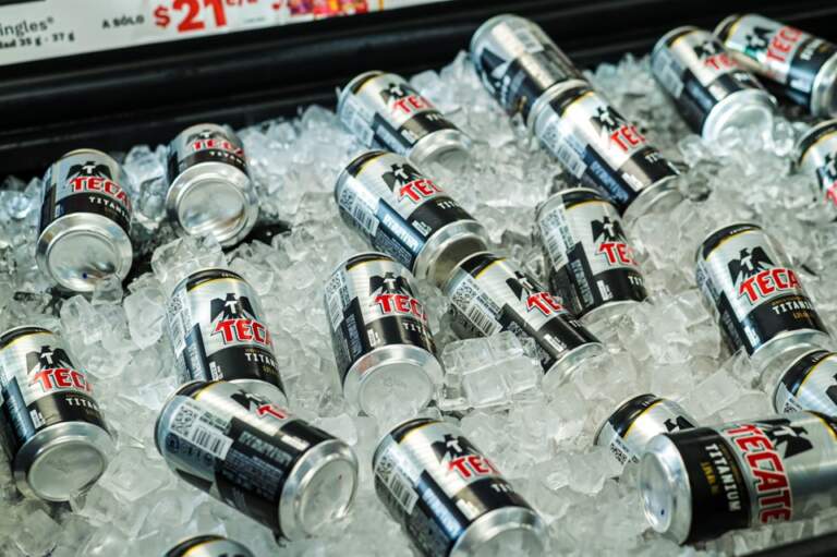 Tecate Titanium celebra su regreso después de 6 años caracterizando los Oxxo’s más importantes de Ciudad de México, Mérida y Monterrey