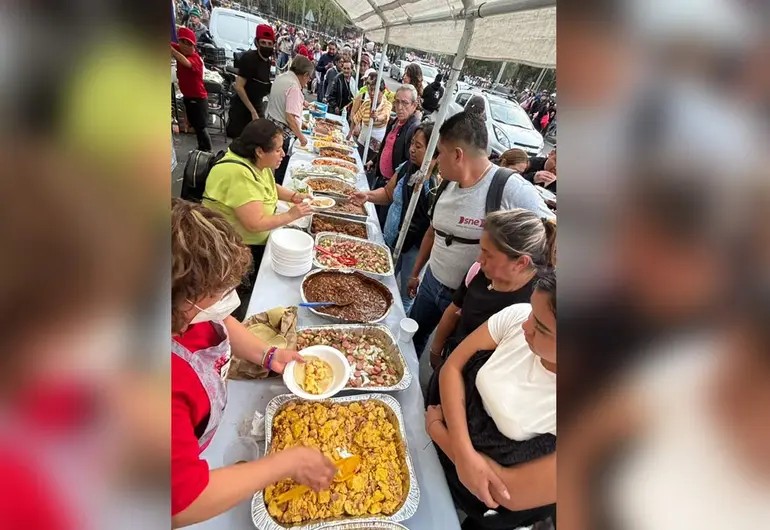 Regalan casi 4 toneladas de tacos a peregrinos en CDMX