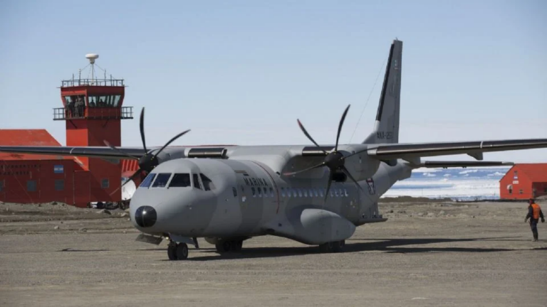 Aumentan a cinco las víctimas mortales por percance de aeronave de la Marina en Galveston, Texas; hay una persona desaparecida