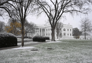 Tormenta invernal deja nieve, aguanieve y cierres en la costa este de EU