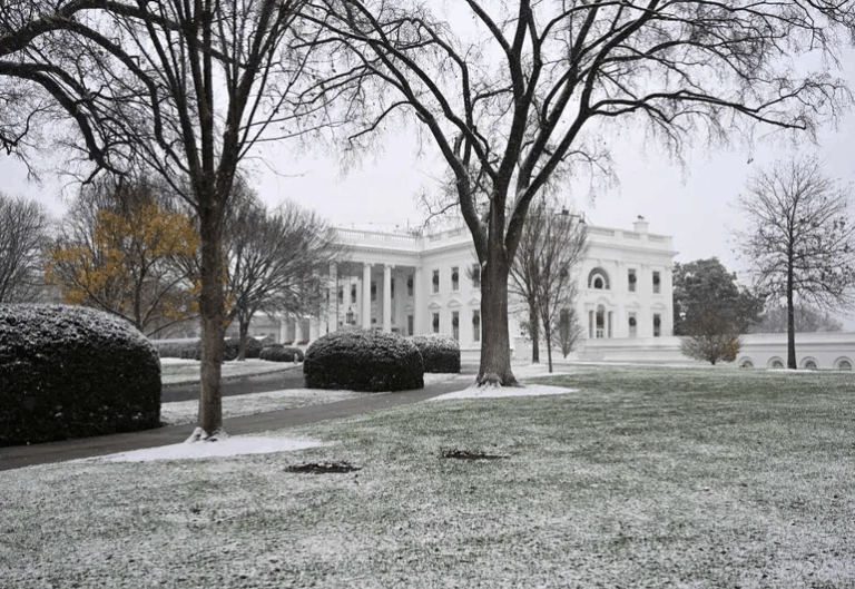 Tormenta invernal deja nieve, aguanieve y cierres en la costa este de EU